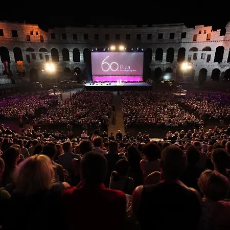 Cozy Colosseum Corner بولا